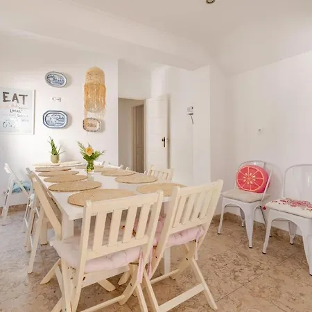 Family Villa In Lisbon ,Heated Pool ,Elevator,Parking,6 Bedrooms,Sleeps 14