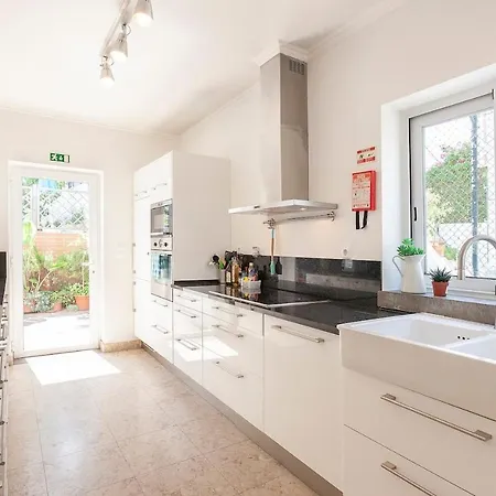 Family In ,heated Pool ,elevator,parking,6 Bedrooms,sleeps 14 * 리스본