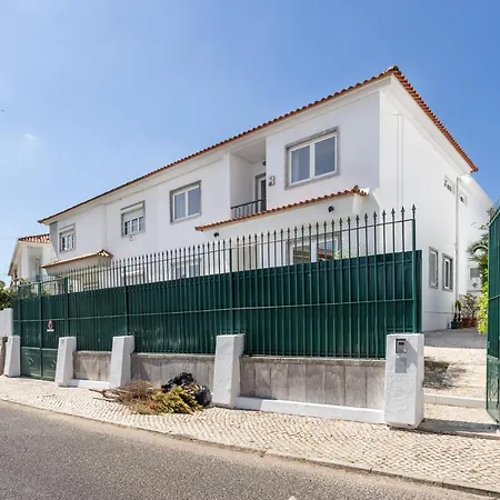 Family Villa In Lisbon ,Heated Pool ,Elevator,Parking,6 Bedrooms,Sleeps 14