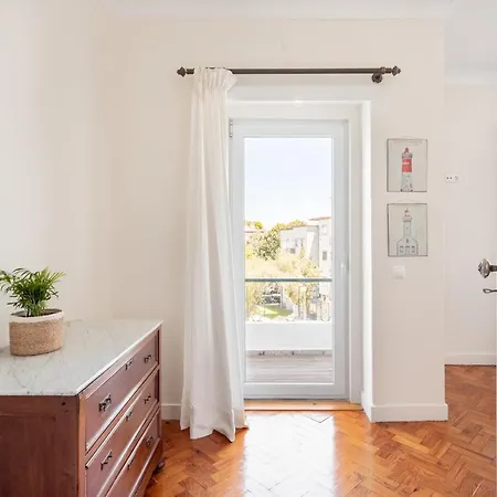 Family Villa In Lisbon ,Heated Pool ,Elevator,Parking,6 Bedrooms,Sleeps 14 *