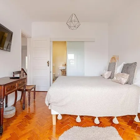 Family Villa In Lisbon ,Heated Pool ,Elevator,Parking,6 Bedrooms,Sleeps 14