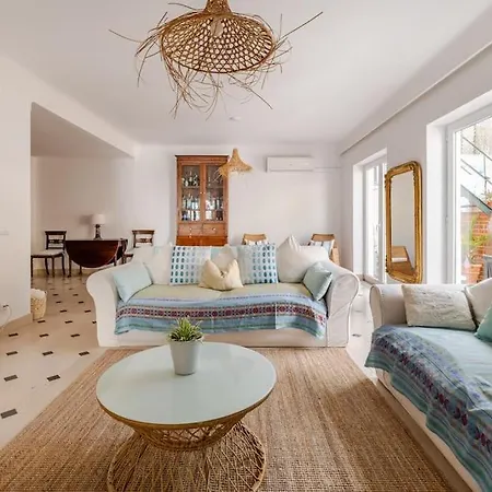 Villa Family Villa In Lisbon ,Heated Pool ,Elevator,Parking,6 Bedrooms,Sleeps 14 *